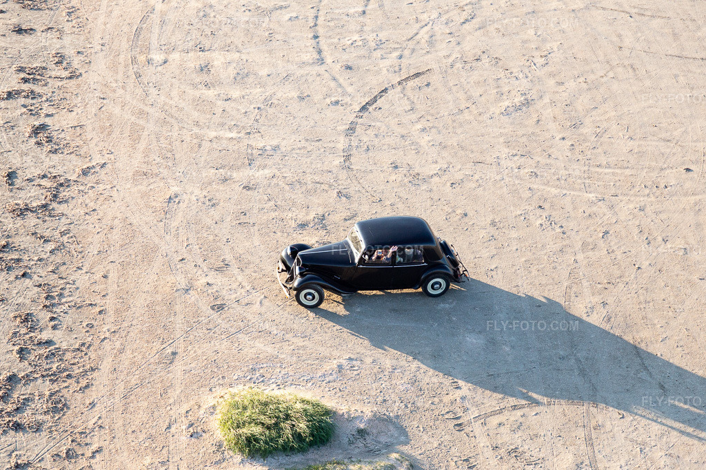 Aerial view: Citroen vintage car on the beach in Fanø in the state South Denmark, Denmark.Photo: IMG_118944.jpg taken on 09/21/2019 by Werner Riehm/FLY-FOTO.comResolution of the original: 5472 x 3648 px