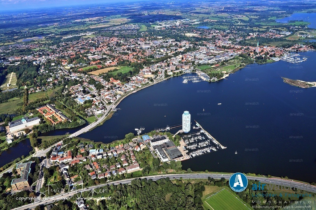 Luftbilder Ostseefjord Schlei, Schloss Gottorf, Wiking Turm, Anflug von Westen | Der Wikingturm in Schleswig ist ein markantes achteckiges Wohnhochhaus mit einer Gesamthöhe von knapp 90 Metern und 27 Geschossen, das sich im Stadtteil Friedrichsberg am Ende einer ruhigen Sackgasse im Yachthafen der Schlei befindet.