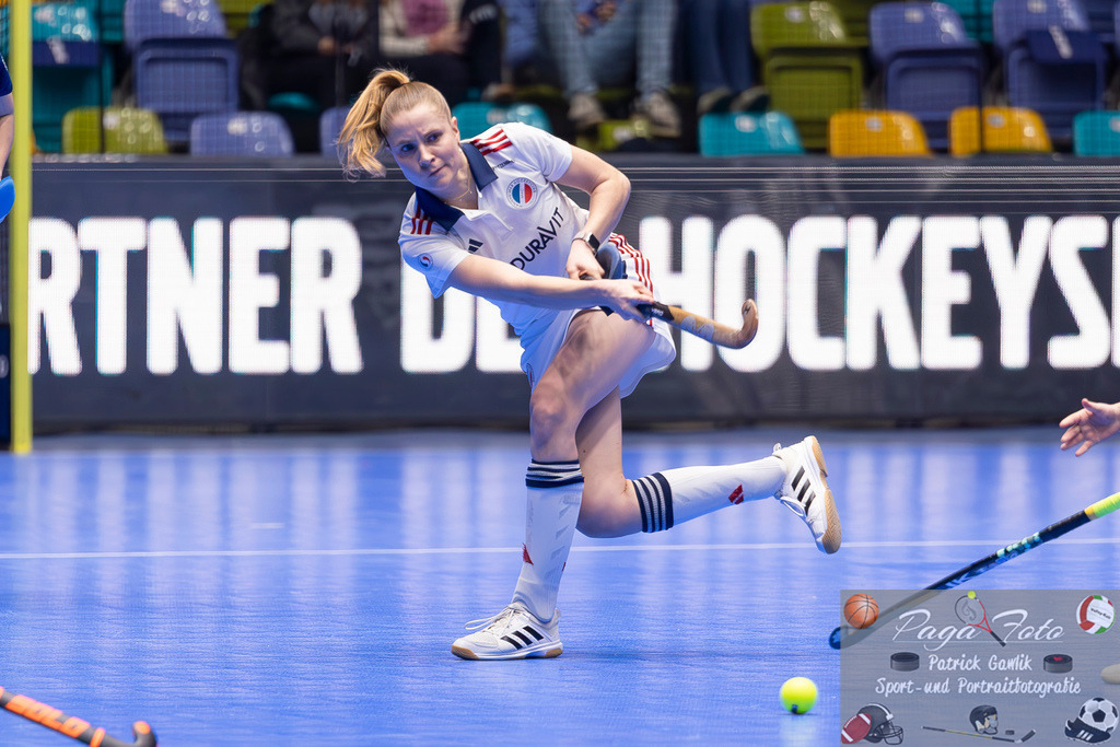 Volvo E.R.B. Final 4 Halbfinale Frauen: Mannheimer HC - Düsseldorfer HC, 25.01.2025 | Lisa Mayerhöfer (Mannheimer HC #17) spielt den Ball, Mannheimer HC - Düsseldorfer HC, Frankfurt, Süwag Arena, 25.1.2025 - Realisiert mit Pictrs.com