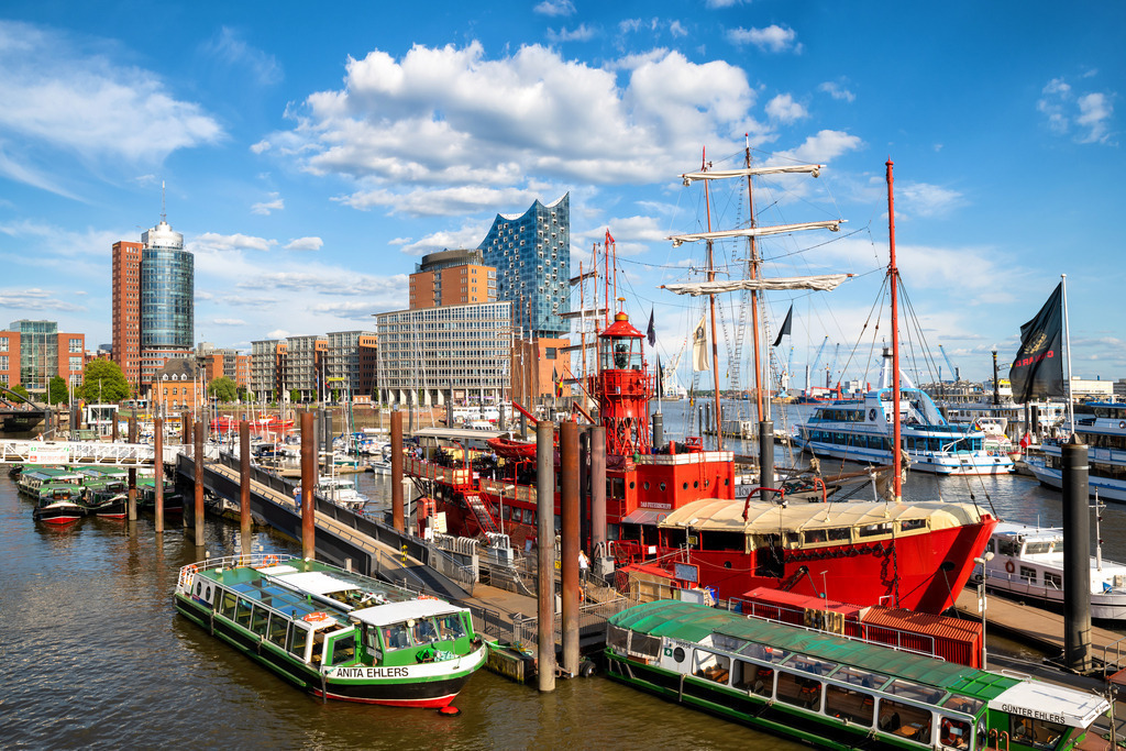 10230305 - Feuerschiff und Elbphilharmonie | Blick auf das Feuerschiff im Niederhafen mit der Hafencity im Hintergrund.
