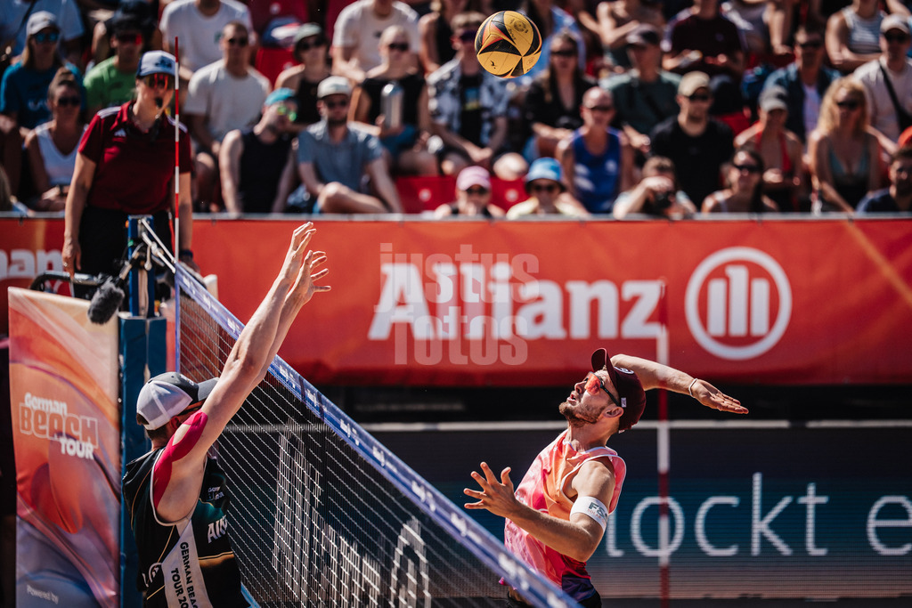 Beachvolleyball | Männer | Allianz German Beach Tour 2025 | Tourstop Berlin | 17.08.2025 | rechts Benedikt Sagstetter beim Angriff gegen links Robin Sowa