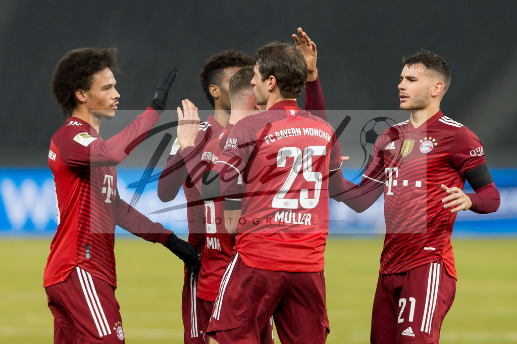 BSCFCB20220123_112 | Fussball, Herren: Thomas Mueller (FC Bayern Muenchen) Torjubel, jubelt mit seiner Mannschaft nach dem Treffer zum 0:2 bei dem Spiel der 1. Bundesliga zwischen Hertha BSC und FC Bayern Muenchen im Olypiastadion am 23.01.2022 in Berlin, Deutschland.DFB / DFL REGULATIONS PROHIBIT ANY USE OF PHOTOGRAPHS AS IMAGE SEQUENCES AND/OR QUASI-VIDEO. - Realisiert mit Pictrs.com
