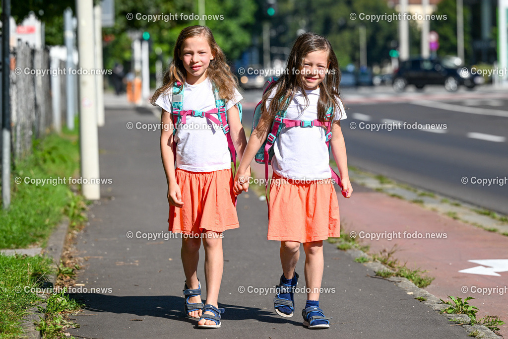 Bildungsdirektion Linz_ Schulstart_ 06.09.2023-12 | 06.09.2023, Linz, AUT, Bildungsdirektion Linz, Schulstart 2023, im Bild die Schulanfaengerinnen Alisa und Elena (beide 7, Zwillinge) am Schulweg