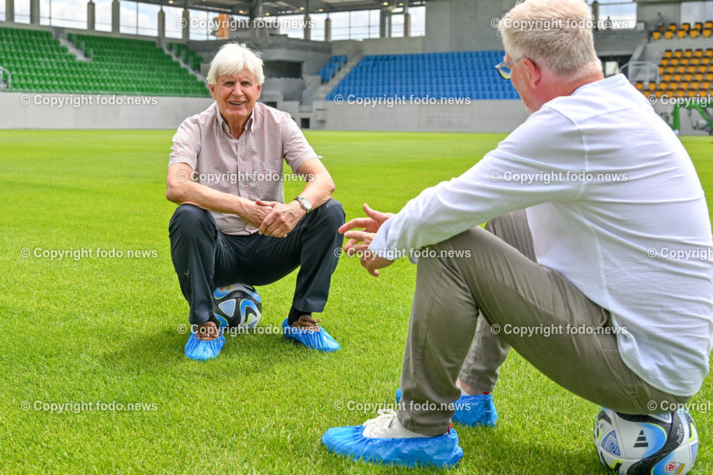 Hofmann Personal Stadion Linz_ Hermann Schellmann_ 04.07.2023-1 | 04.07.2023, Hofmann Personal Stadion Linz, AUT, im Bild Hermann Schellmann (Ex Praesident FC Blau Weiss Linz), Georg Leblhuber (Ltg. Krone Sport Ooe)
