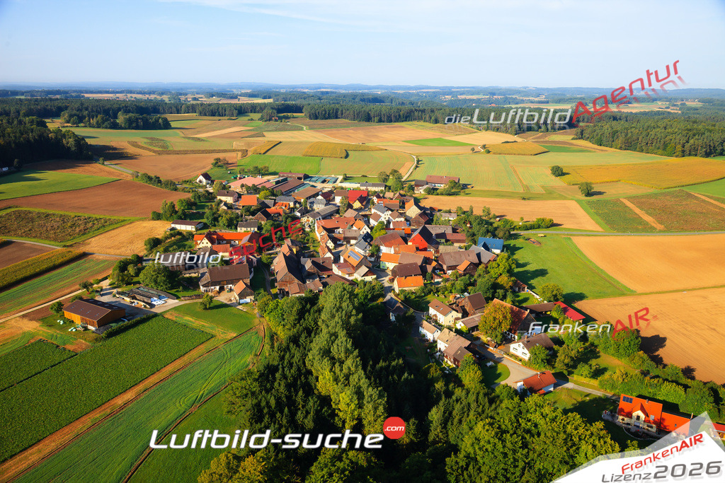 Die Luftaufnahme Wunkendorf - Weismain wurde vom UL-Flugzeug (keine Drohne) aus fotografiert.Hohe Druck- Auflösung-die Geschenkidee!