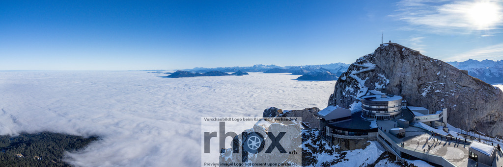 Pilatus Panorama über dem Nebelmeer | Gipfel. Nebelmeer. Weite.Ein atemberaubender Blick vom Pilatus über eine endlose Decke aus weissen Wolken. Die klare Bergluft und das Panorama der Schweizer Alpen schaffen einen Moment vollkommener Ruhe hoch über dem Alltag.Wähle unter "Produktauswahl" dein Wunschformat: Vom klassischen Wandbild über Puzzle &amp; Tassen bis zum digitalen Download (z.B. als Handy-Hintergrund). - Realisiert mit Pictrs.com
