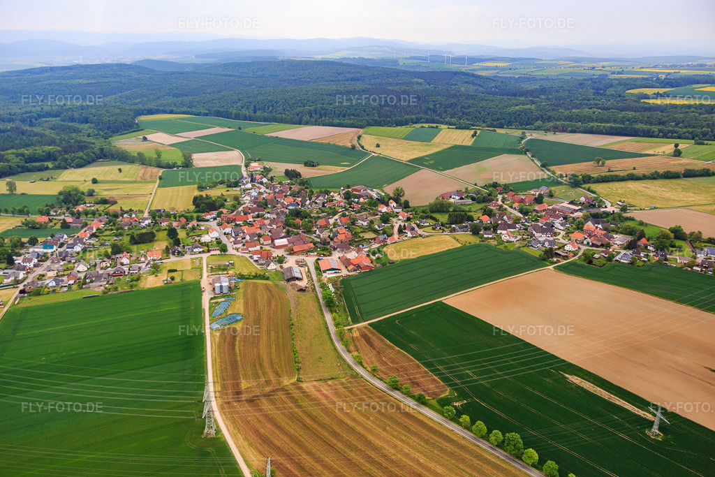 Luftbild: Ortsansicht von Westen im Ortsteil Lüntorf in Emmerthal im Bundesland Niedersachsen in Deutschland. Foto: IMG_079470.jpg vom 24.05.2015 durch Werner Riehm/FLY-FOTO.de