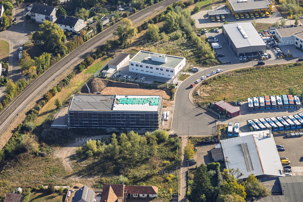 Luftbild: Hallenneubau Am Dörniggraben in Kandel im Bundesland Rheinland-Pfalz in Deutschland. – Foto: IMG_159665.jpg vom 27.09.2026 durch Werner Riehm/FLY-FOTO.de – Auflösung des Originals: 5418 x 3612 px