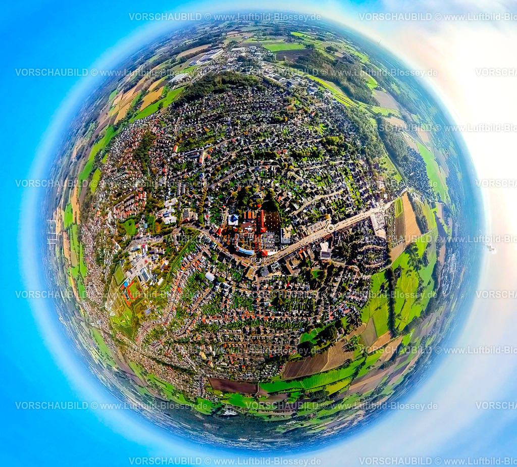 Selm241190527 | Luftbild, Ortszentrum Willy-Brandt-Platz Kreisstraße B236 Wohngebiet, Sportzentrum mit Fußballstadion Sparkassen Arena, Campusplatz Süd mit Stauferstele und Auenpark Baugelände für neues Wohngebiet, Erdkugel, Fisheye Aufnahme, Fischaugen Aufnahme, 360 Grad Aufnahme, tiny world, little planet, fisheye Bild, , Selm, Ruhrgebiet, Nordrhein-Westfalen, Deutschland