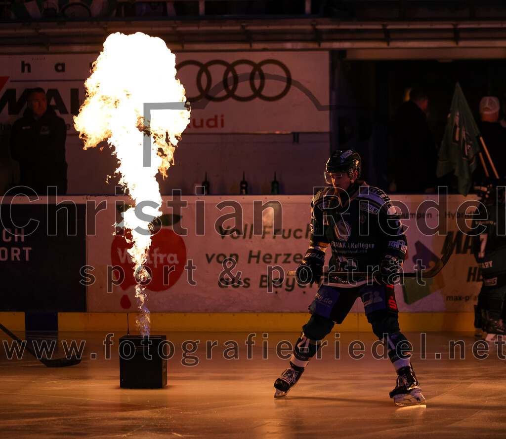 2026-01-30_005_TSV_Erding_gegen_EHF_Passau_Black_Hawks | Erding, Deutschland, 30.01.2026:Eishockey, Oberliga Süd 2025 / 2026, 42. Spieltag, TSV Erding gegen EHF Passau Black Hawks, Endergebnis: 2:6Erik Modlmayr (Erding Gladiators, #21)Foto: Christian Riedel / fotografie-riedel.net