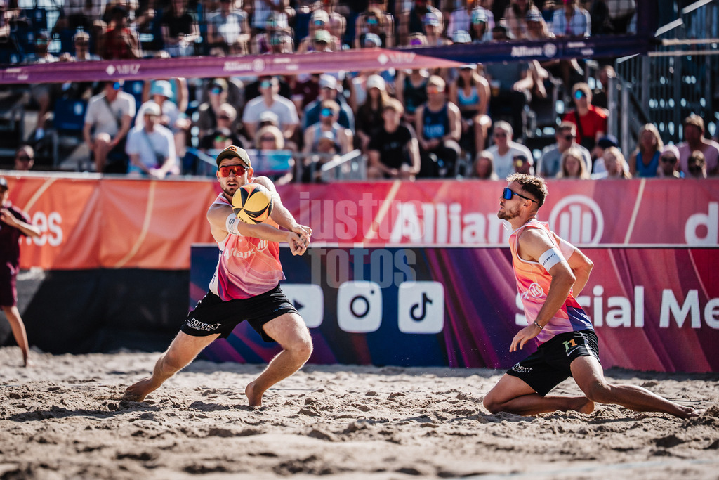 Beachvolleyball | Männer | Deutsche Meisterschaften 2025 Timmendorfer Strand | 07.09.2025 | v.l. Benedikt Sagstetter und Jonas Sagstetter bei der Annahme