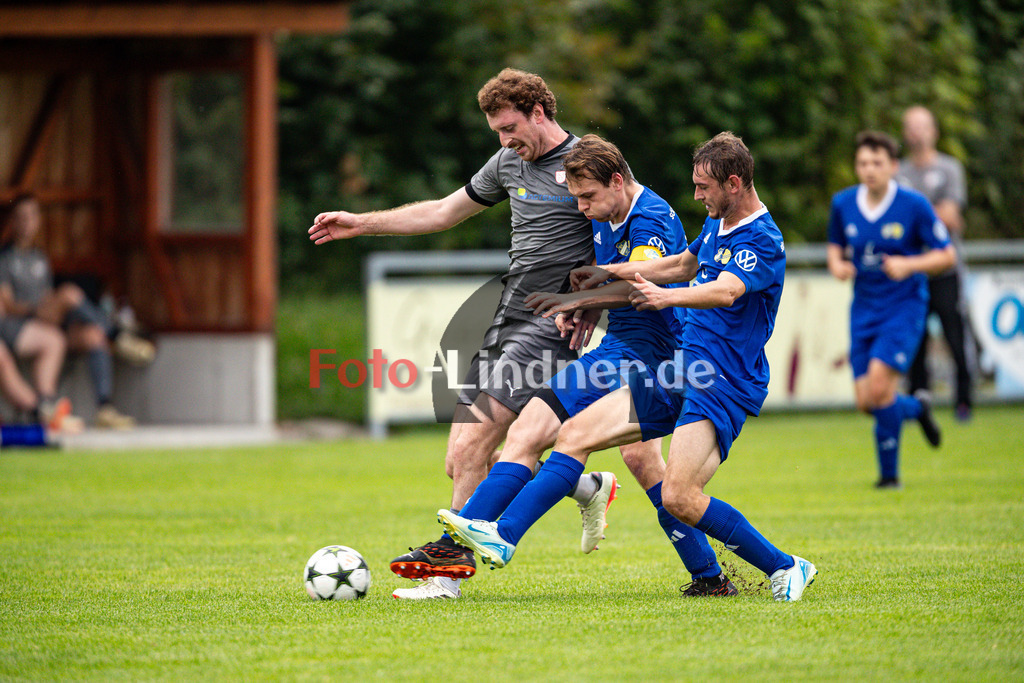 SG SV Eberfing/SV Söchering gegen SG TSV Schäftlarn / SC Baierbrunn | Fußball A-Klasse Herren Oberbayern Zugspitze Gruppe 5 6. Spieltag, SG SV Eberfing/SV Söchering gegen SG TSV Schäftlarn / SC Baierbrunn, 20240908,Kampf um den Ball,2024-09-08 in Obersöchering (Sportplatz Obersöchering), Josef LUIDL (SG SV Eberfing/SV Söchering 6), Dominik EHRENBERG (SG SV Eberfing/SV Söchering 8), Luca DACHGRUBER (SG TSV Schäftlarn/SC Baierbrunn 9)Copyright: WolfgangxLindner www.foto-lindner.de / shop.foto-lindner.de