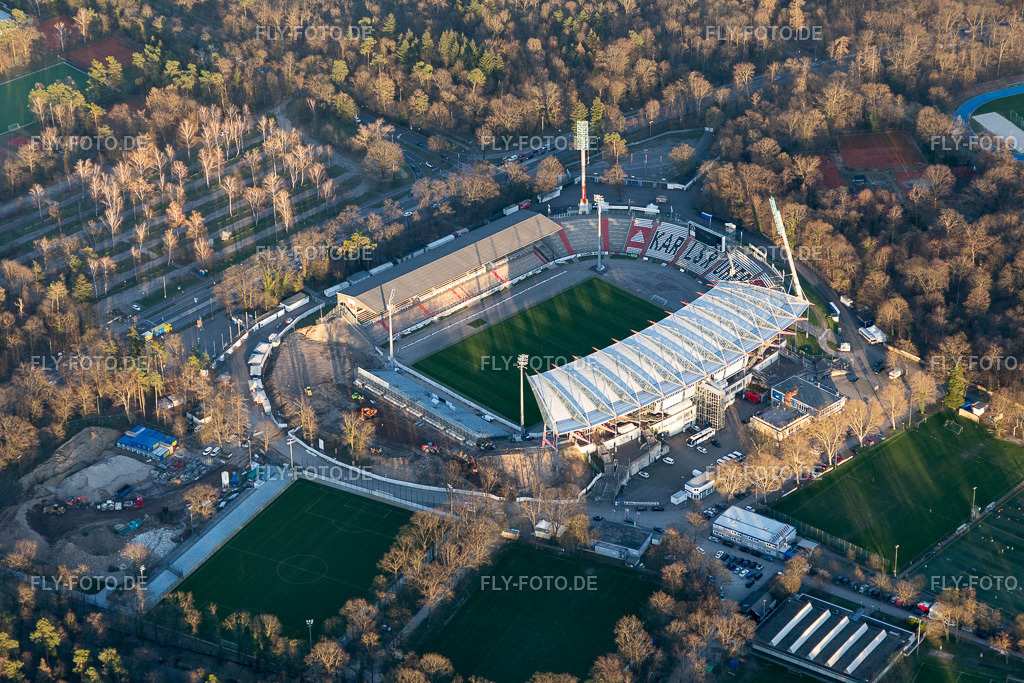 Umbau- Baustelle am Sportstätten-Gelände des Stadion "Wildparkstadion" des KSC | Luftbild: Umbau- Baustelle am Sportstätten-Gelände des Stadion "Wildparkstadion" des KSC im Ortsteil Innenstadt-Ost in Karlsruhe im Bundesland Baden-Württemberg in Deutschland. Foto: IMG_112943.jpg vom 20.03.2019 durch Werner Riehm/FLY-FOTO.de - Realisiert mit Pictrs.com