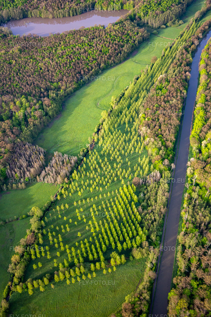 Vue aérienne: Protection sur le Canal des Houillères de la Sarre à Vibersviller dans le département Moselle, France. Photo: IMG_140586.jpg prise le 01/05/2024 par Werner Riehm/FLY-FOTO.eu – Résolution de l'original: 3648 x 5472 px