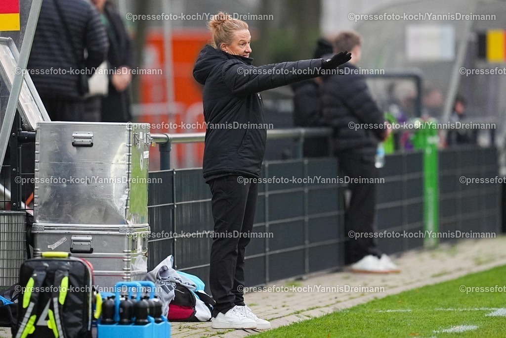 xYDRx26112502058 | 26.11.2025, xydrx, Fußball, Länderspiel, EM-Qualifikation U19-Frauen, Belgien - Deutschland, Sportschule Wedau: Melanie Behringer (Trainerin U19 Frauen Deutschland)