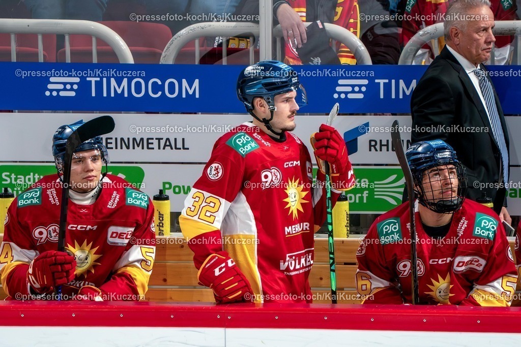xKKU28092501107 | 28.09.2025, xKKUx, Eishockey, DEL2, Düsseldorfer EG - ESV Kaufbeuren, PSD-Bank Dome in Düsseldorf: Assavolyuk (DEG #54), Joel Hofmann (DEG #32) Noren (DEG #56) 