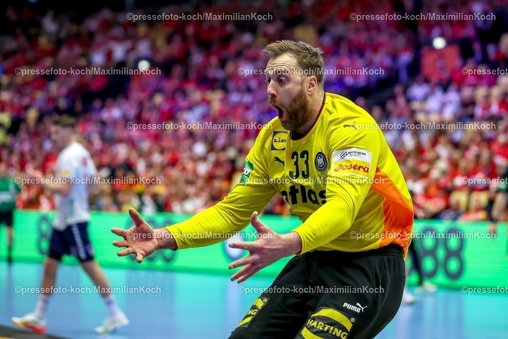 EHF24012603065 | 24.01.2026, Handball, Men's EHF EURO 2026, Deutschland - Norwegen, Jyske Bank Boxen in Herning, Dänemark, Main Round:  Andreas Wolff (Germany #33) gestikulierend auf dem Spielfeld  