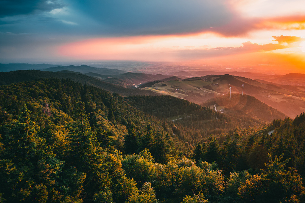 Blick vom Schauinsland | Ausblick vom Schauinslandturm auf eine abziehende Regenfront - Realisiert mit Pictrs.com