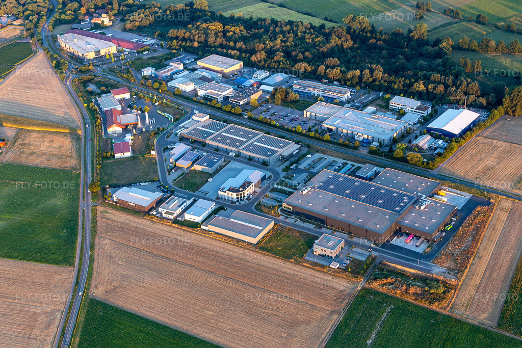 Luftbild: heo GmbH in Herxheim bei Landau im Bundesland Rheinland-Pfalz in Deutschland. Foto: IMG_133857.jpg vom 16.08.2022 durch Werner Riehm/FLY-FOTO.deheo.com: Großhandel für Figuren, Spielwaren, Merchandising-Artikeln, Modellen, Textilien, Statuen, Spielen, Nachbildungen, Repliken & mehr