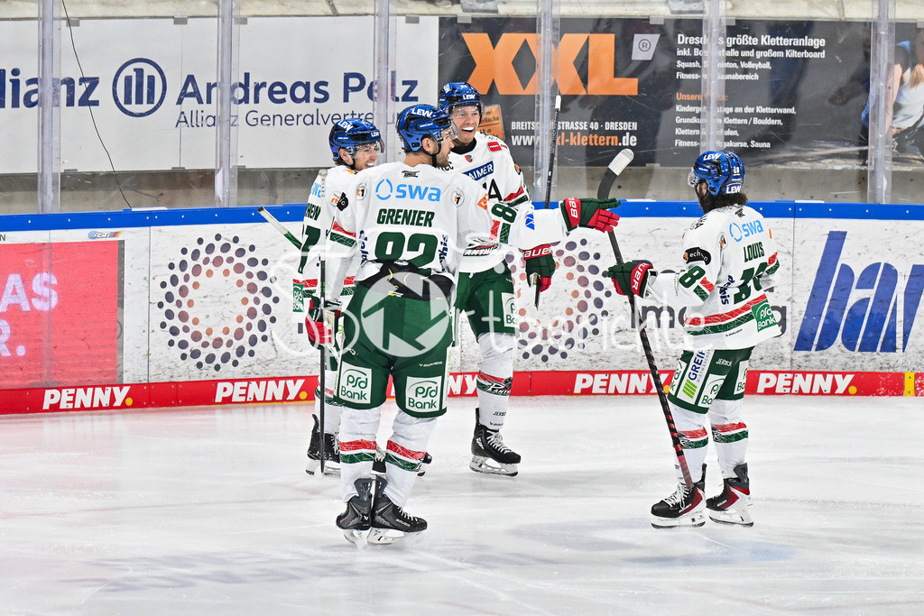 Dresdener Eislöwen - Augsburger Panther | Jubel der Gäste nach dem Treffer zum 0-4 durch Madison BOWEY (Augsburger Panther 22) / Tor / Torschuetze / Freude / Happy / DEL: Dresdener Eislöwen - Augsburger Panther; Joynext-Arena am 05.10.2025
