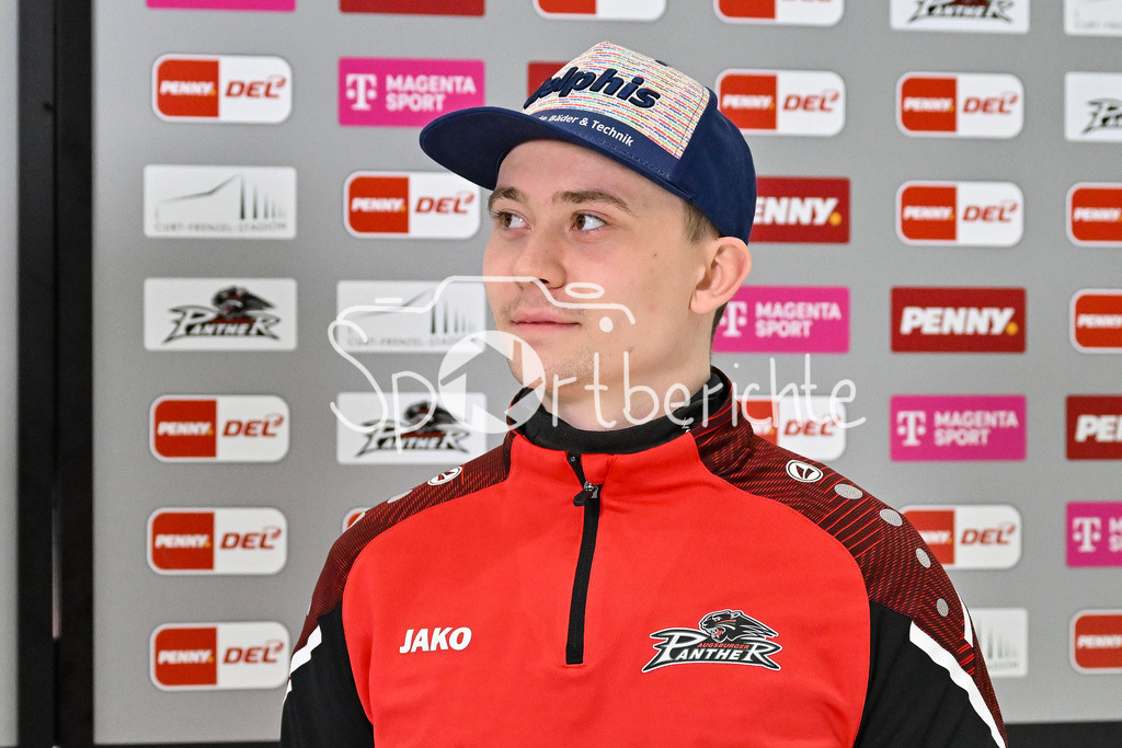 Augsburger Panther - Nürnberg Ice Tigers | im Bild Florian ELIAS (Augsburger Panther #67) beim Interview mit MagentaSport vor der Partie gegen Nürnberg / DEL: Augsburger Panther - Nuernberg Ice Tigers, Curt Frenzel Stadion am 06.12.2024