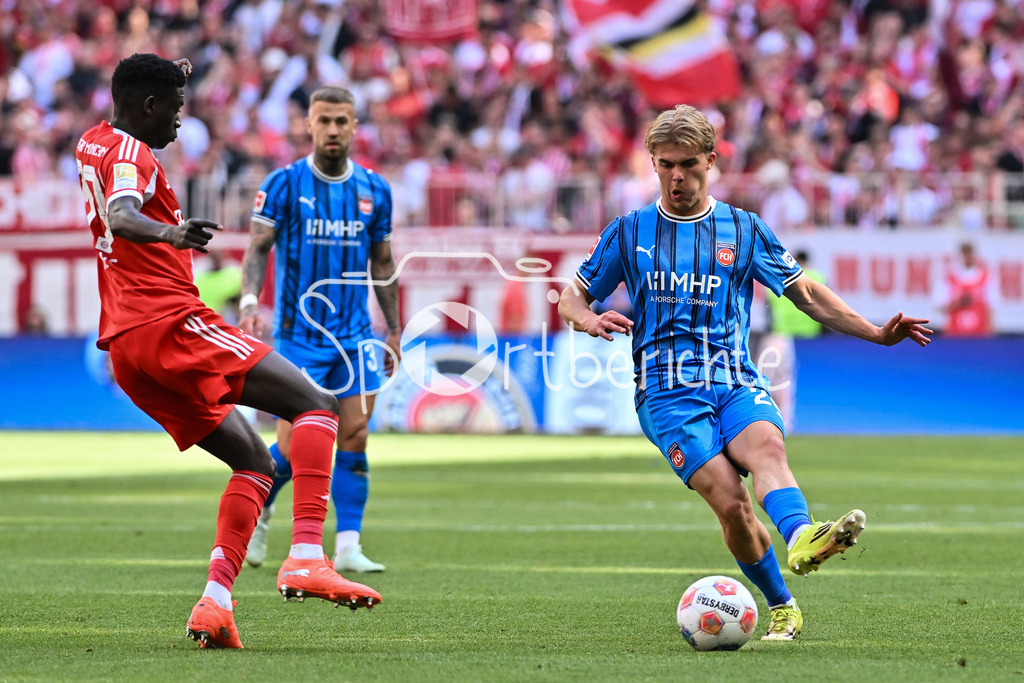 FC Bayern München - 1. FC Heidenheim | MUNICH, GERMANY - 02. MAI: im Duell Bara NDIAYE (FC Bayer Munich 39) und Hennes BEHRENS (1. FC Heidenheim 26) während dem Bundesligamatch zwischen dem FC Bayern München und dem 1. FC Heidenheim am 32. Spieltag in der Allianz Arena / DFL REGULATIONS PROHIBIT ANY USE OF PHOTOGRAPHS AS IMAGE SEQUENCES AND/OR QUASI-VIDEO