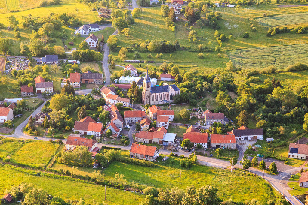 Vue aérienne: Rue de l'Église depuis le sud à Vibersviller dans le département Moselle, France – .Photo: IMG_107401.jpg prise le 19/05/2018 par Werner Riehm/FLY-FOTO.eu – Résolution de l'original: 5472 x 3648 px