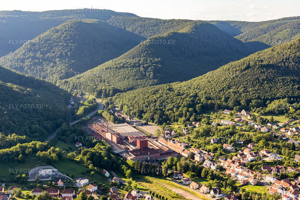 Vue aérienne: Fonderie à Niederbronn-les-Bains dans le département Bas Rhin, France. Photo: IMG_115410.jpg prise le 16/06/2019 par Werner Riehm/FLY-FOTO.eu – Résolution de l'original: 5472 x 3648 px