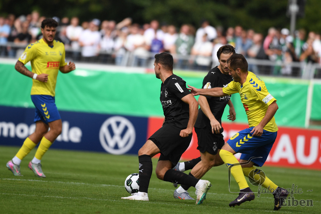 SV Atlas-Delmenhorst-Borussia Mönchengladbach | DFB-Pokal 1. Runde;SV Atlas Delmenhorst (gelb)-Borussia Mönchengladbach (schwarz) am 17.08.2025 in Oldenburg (Marschweg-Stadion), Photo: Philip Eiben 2025 - Realisiert mit Pictrs.com
