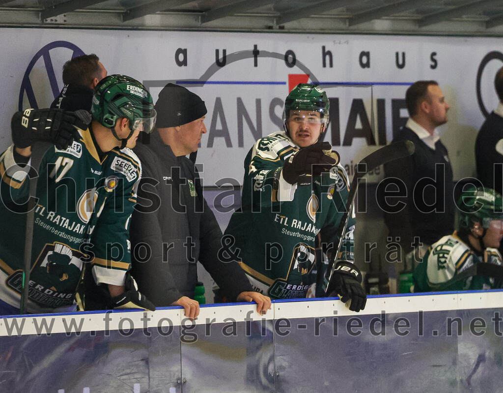 2025-11-02_017_TSV_Erding_gegen_EV_Fuessen | Erding, Deutschland, 02.11.2025:Eishockey, Oberliga Süd 2025 / 2026, 15. Spieltag, TSV Erding gegen EV Füssen, Endergebnis: 2:6Elia Ostwald (Erding Gladiators, #17, Jesse Kauhanen (Erding Gladiators, #4)Foto: Christian Riedel / fotografie-riedel.net
