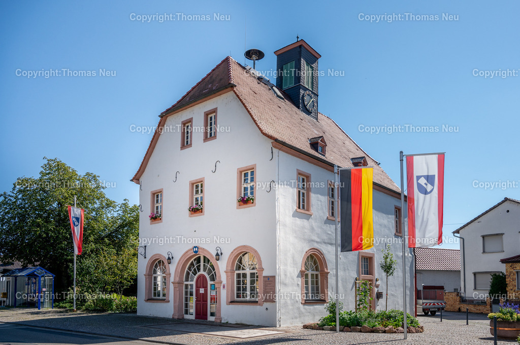 DSC_8479 | Lampertheim Hofheim, historisches Rathaus, Das so genannte Alte Rathaus in Hofheim entstand Anfang des 18. Jahrhunderts. Der Schlussstein über dem großen Torbogen trägt die Jahreszahl 1711. Das Gebäude beherbergte seit dem, unter anderem, den Sitz der Gemeindeverwaltung, das Standesamt, die Viehwaage und das Gemeindebad. 1968 verlor es seine letzten Aufgaben an das neu erbaute Hofheimer Bürgerhaus. 2006 wurde mit umfangreichen Renovierungsarbeiten begonnen. Nach deren Abschluss konnten die Räume für Ausstellungen, Feste und von Vereinen genutzt werden. Ab August 2015 wurde es dann, übergangsweise, zur Heimstatt des Kindergartens. Im Februar 2018 zog dann wieder die Stadtverwaltung, mit Trauzimmer und der Bücherei-Außenstelle, ein. Quelle Wikipedia, ,, Bild: Thomas Neu