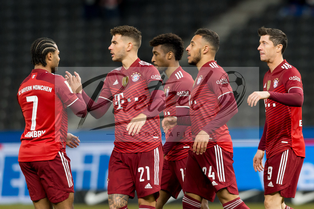 BSCFCB20220123_244 | Fussball, Herren: Corentin Tolisso (FC Bayern Muenchen) Torjubel, jubelt mit seiner Mannschaft nach dem Treffer zum 0:1 bei dem Spiel der 1. Bundesliga zwischen Hertha BSC und FC Bayern Muenchen im Olypiastadion am 23.01.2022 in Berlin, Deutschland.DFB / DFL REGULATIONS PROHIBIT ANY USE OF PHOTOGRAPHS AS IMAGE SEQUENCES AND/OR QUASI-VIDEO. - Realisiert mit Pictrs.com
