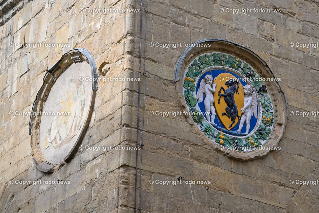 Italien_ Toscana_ Florenz_ 30.05.2024-62 | 30.05.2024, Italien, ITA, Toskana, Florenz im Bild Stadtansichten, Gebäude, Architektur, Touristen, Historisch, Souvenir, Altstadt, Museum, Statuen, Skulpturen, Piazza della Signoria, Statue David, Palazzo Vecchio, Neptunbrunnen, Piazza della Repubblica, Ponte Vecchio, Brücke, Uffizien, Kathedrale Santa Maria del Fiore, Arno, Fluß


Florenz, Firenze, ist eine italienische Großstadt. Nach Einwohnern ist sie die achtgrößte Stadt Italiens. Florenz ist die Hauptstadt sowie größte Stadt der Region Toskana und der Metropolitanstadt Florenz, in der etwa eine Million Menschen leben. Florenz ist für seine Geschichte berühmt. Leonardo da Vinci verbrachte große Teile seiner Jugend in Florenz, Michelangelo fand Unterschlupf in der Kirche der Medici, Galileo Galilei wohnte als Hofmathematiker in den Palästen der Medici. Von 1865 bis 1871 war die Stadt die Hauptstadt des neu gegründeten Königreichs Italien. Das historische Zentrum von Florenz zieht Jahr für Jahr Millionen von Touristen an. Die historische Innenstadt wurde von der UNESCO im Jahre 1982 zum Weltkulturerbe erklärt. 
Quelle: Wikipedia
