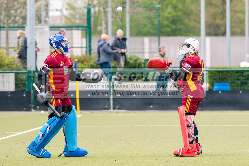 HK_20230416_901601 | 1. Bundesliga Damen Düsseldorfer HC - Rot-Weiss Köln am 16.4.2023 DHC Düsseldorf, Düsseldorf , Burmester Cleo ( Torfrau Düsseldorfer HC #33 ) rechts Sarah Mollenhauer Torfrau ( Düsseldorfer HC #31 )