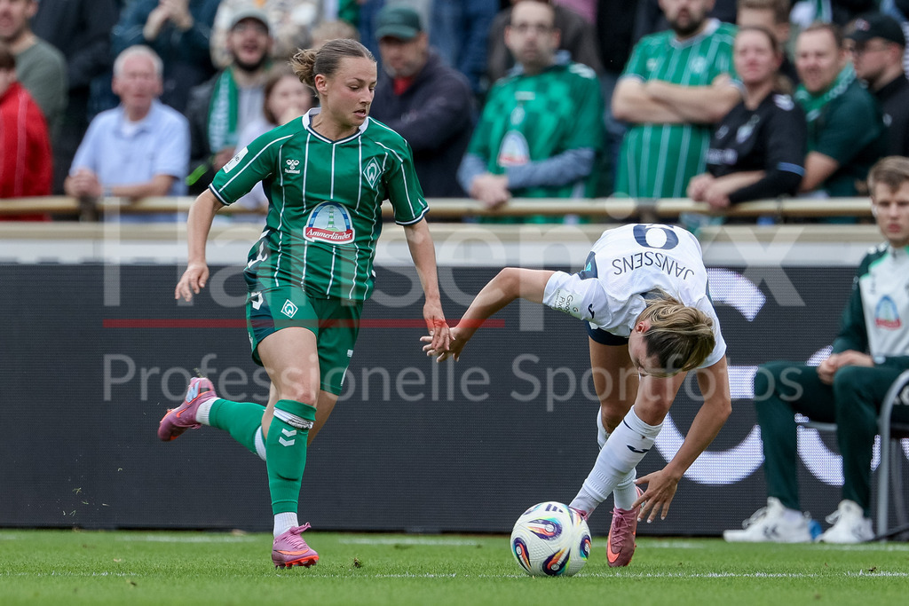 Fussball, Google Pixel Frauen-Bundesliga, SV Werder Bremen - TSG 1899 Hoffenheim | v.li.: Chiara D Angelo (SV Werder Bremen, 2) und Jill Janssens (TSG 1899 Hoffenheim, 9) im Zweikampf, Duell, Dynamik, Aktion, Action, Spielszene, DIE DFB-RICHTLINIEN UNTERSAGEN JEGLICHE NUTZUNG VON FOTOS ALS SEQUENZBILDER UND/ODER VIDEOÄHNLICHE FOTOSTRECKEN. DFB REGULATIONS PROHIBIT ANY USE OF PHOTOGRAPHS AS IMAGE SEQUENCES AND/OR QUASI-VIDEO.