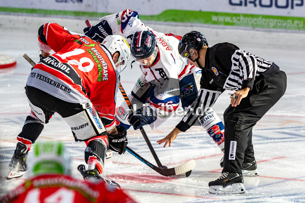Testspiel TSV Peißenberg Miners vs ESC Kempten Sharks | Eishockey Bayernliga Vorbereitung 2023/2024, Testspiel TSV Peißenberg Miners vs ESC Kempten Sharks
Valentin HÖRNDL (Miners 18) und Christopher MITCHELL (Sharks 26) beim Bully.,
2023-09-10 in Peißenberg (Eisstadion)
18 Valentin HÖRNDL (Miners 18), 26 Christopher MITCHELL (Sharks 26)
Copyright: FotoLindnerWJL