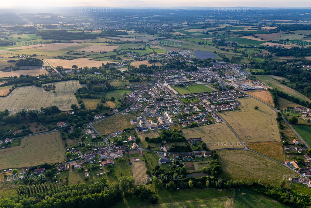 Luftbild: Ortsansicht in Thorigné-sur-Dué im Bundesland Sarthe in Frankreich. Foto: IMG_132444.jpg vom 14.06.2022 durch Werner Riehm/FLY-FOTO.de