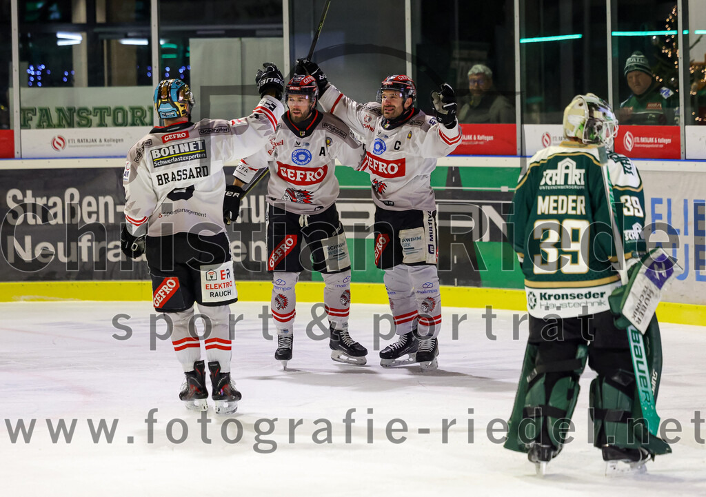 2025-12-14_073_TSV_Erding_gegen_ECDC_Memmingen_Indians | Erding, Deutschland, 14.12.2025:Eishockey, Oberliga Süd 2025 / 2026, 26. Spieltag, TSV Erding gegen ECDC Memmingen Indians, Endergebnis: 1:2Jubel nach dem 0:1 für MemmingenFélix beauchemin-Brassard (ECDC Memmingen Indians, #8), Tyler Spurgeon (ECDC Memmingen Indians, #91)Foto: Christian Riedel / fotografie-riedel.net