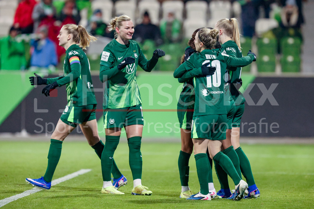 Fussball, Google Pixel Frauen-Bundesliga, VfL Wolfsburg - 1. FC Köln | Spielerinnen vom VfL Wolfsburg mit Torjubel, Jubel, jubeln, jubelt, optimistisch, Spielszene, Highlight, Freude über das Tor zum 1:0, DIE DFB-RICHTLINIEN UNTERSAGEN JEGLICHE NUTZUNG VON FOTOS ALS SEQUENZBILDER UND/ODER VIDEOÄHNLICHE FOTOSTRECKEN. DFB REGULATIONS PROHIBIT ANY USE OF PHOTOGRAPHS AS IMAGE SEQUENCES AND/OR QUASI-VIDEO.