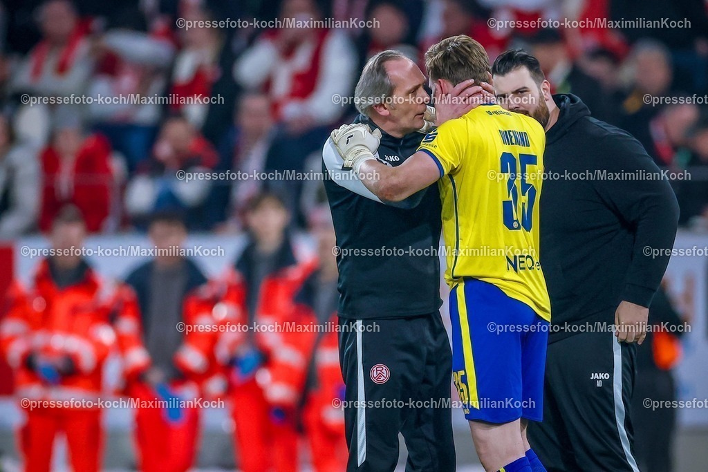 RWE04032601138 | 2026.03.04, Fußball, 3.Liga Herren, Rot-Weiss Essen -  SV Waldhof Mannheim, Stadion Hafenstraße, 27.Spieltag, Saison 2025 / 2026: Torwart Felix Wienand&nbsp;(Rot-Weiss Essen #35) kniet verletzt auf dem Spielfeld nach dem Zünden von Pyrotechnik im Gästeblock der Mannheimer. Ein Lauter Knall durch einen geworfenen Böller verletzt den Torwart und führt zu einer Spielunterbrechung. Wienand muss medizinisch durch den Arzt versorgt werden  DFB regulations prohibit any use of photographs as image sequences and or quasi-video.