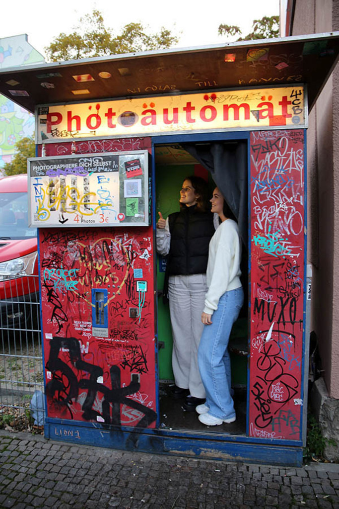 Karl-Liebknecht-Straße - Photoautomat | Entdecke über 20 Kategorien Leipzig-Motive: Foto-Downloads, hochwertige Poster, Leinwand- & Fine-Art-Prints. Jetzt Lieblingsfoto im Bildlexikon Leipzig Shop bestellen!