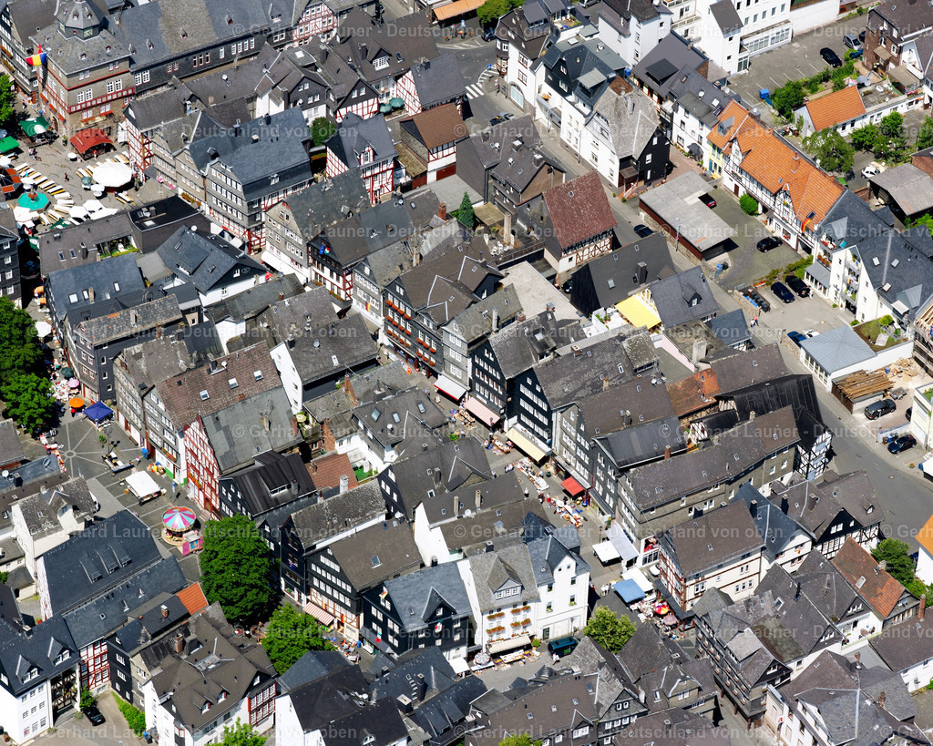 2608464 | HERBORN 09.06.2006 Fachwerkhaus- und Mehrfamilienhaus- Wohngebiet im Altstadtbereich und Innenstadtzentrum an der Hauptstraße in Herborn im Bundesland Hessen, Deutschland. // Half-timbered house and multi-family house- residential area in the old town area and inner city center on street Hauptstrasse in Herborn in the state Hesse, Germany. Foto: Gerhard Launer