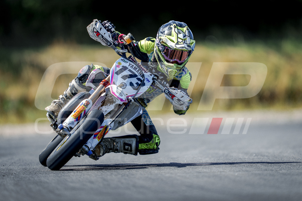 SuperMoto_Staatsmeisterschaft_Fuglau-496 | GRIPcapture steht für authentische Sportfotografie in Österreich – für Momente, die mehr sind als Geschwindigkeit oder Ergebnis. Es geht um Emotion, Spannung, Fokus und den Augenblick, der oft nur einen Wimpernschlag dauert.Ob Motorsport, Teamsport oder 