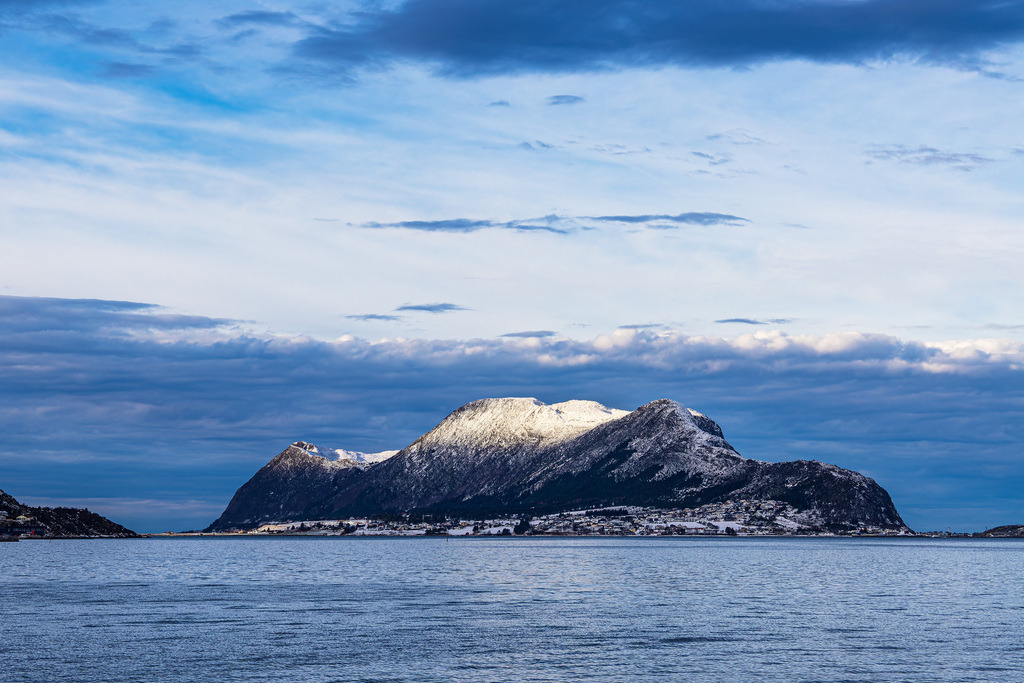 Blick von der Stadt Ålesund auf die Insel Godøya  in Norwegen | Blick von der Stadt Ålesund auf die Insel Godøya  in Norwegen.