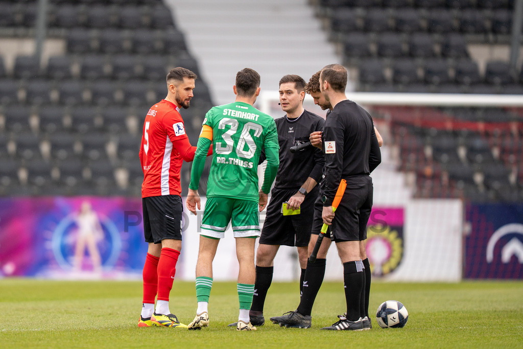 SG Sonnenhof Grossaspach vs. FC 08 Homburg, Fussball, Regionalliga Suedwest, 26. Spieltag, 28.03.2026 | Platzwahl Volkan Celiktas (SG Sonnenhof Grossaspach, #05) und Phillipp Steinhart (FC 08 Homburg, #36),SG Sonnenhof Grossaspach vs. FC 08 Homburg, Fussball, Regionalliga Suedwest, 26. Spieltag, 28.03.2026