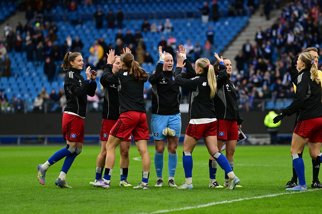 Fußball I Frauen I Saison 2025-2026 I DFB-Pokal I Achtelfinale I Hamburger SV - Bayer 04 Leverkusen I 15180 | Abklatschen Hamburger SV Frauen - Realisiert mit Pictrs.com
