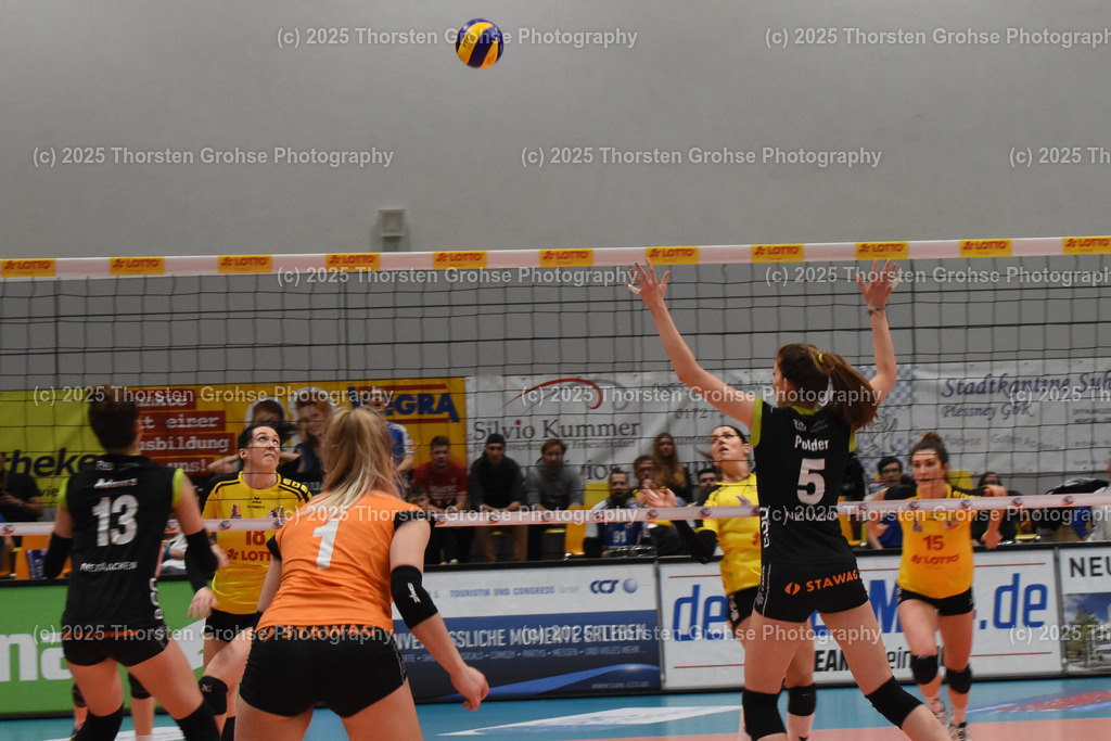 VBL VFB SUHL vs. LADIES IN BLACK AACHEN | Aachen in SCHWARZ gegen Suhl in GELB; VBL VFB SUHL vs. LADIES IN BLACK AACHEN, Volleyball-Bundesliga Frauen am 03.02.2018 in der Multihalle in Meiningen, (Deutschland) - Realisiert mit Pictrs.com