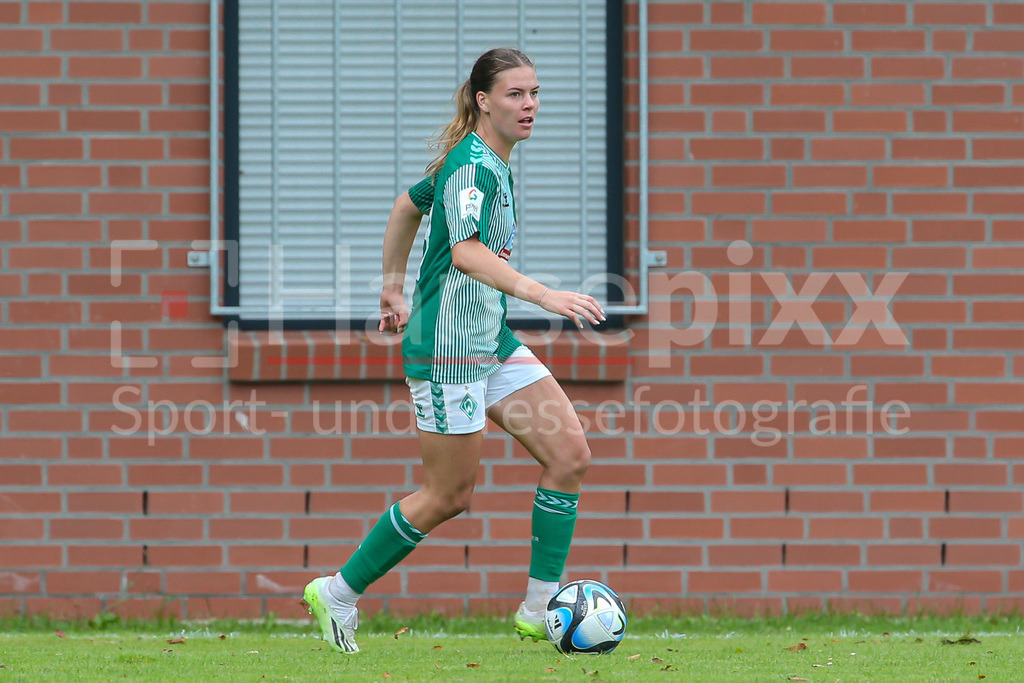Fussball, Testspiel Frauen, Hamburger SV - SV Werder Bremen | v.li.: Juliane Wirtz (SV Werder Bremen, 28) Freisteller, Einzelbild, Ganzkörper, Aktion, Action, Spielszene