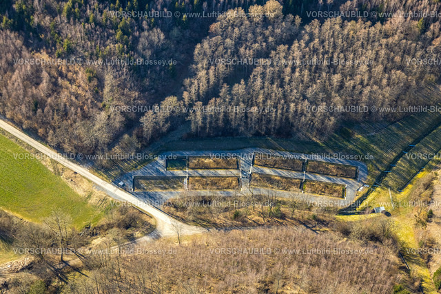 Lennestadt250309229Hachen | Luftbild, Mega-Solarpark auf Hachener Schlammteich geplant, Wiesen und Felder mit Brachfläche, Hachener Straße, Meggen, Lennestadt, Sauerland, Nordrhein-Westfalen, Deutschland