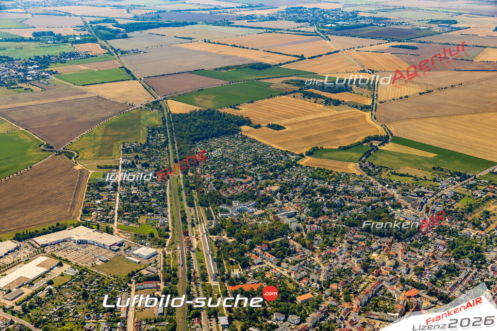 Luftbild der Stadt Schönebeck - Das Luftbild wurde 2025 vom UL-Flugzeug heraus erstellt ( keine Drohnenaufnahme ) - Hochauflösende Luftaufnahme - für Wandbilder und großformatige Ausdrucke geeignet. Das besondere Geschenk!Hier alle&nbsp;Infos zur Lizenzierung der LuftaufnahmeWir fliegen auch dieses Jahr wieder in Ihre Region um Luftbilder zu erstellen.- Luftbild anfragen